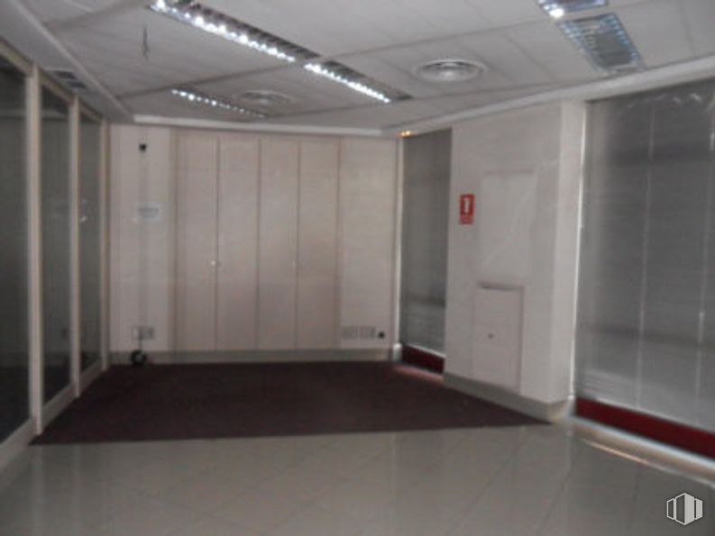 Local en alquiler y venta en Calle Boteros, Colmenar Viejo, Madrid, 28770 con edificio, accesorio, pasillo, piso, suelo, techo, madera, sótano, aluminio y habitación alrededor