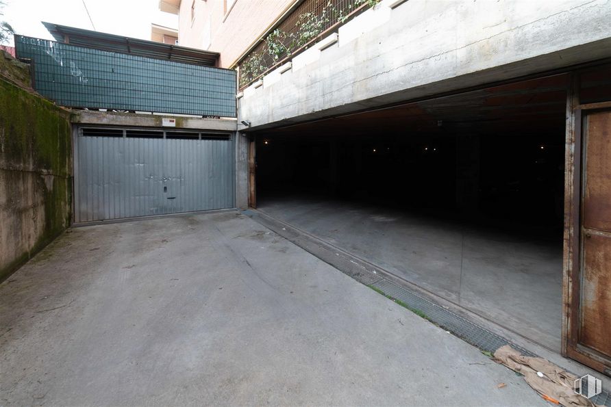 Industrial for sale at Calle Pintor Rafael Botti, Galapagar, Madrid, 28260 with door, road surface, wood, asphalt, floor, composite material, building, road, flooring and city around