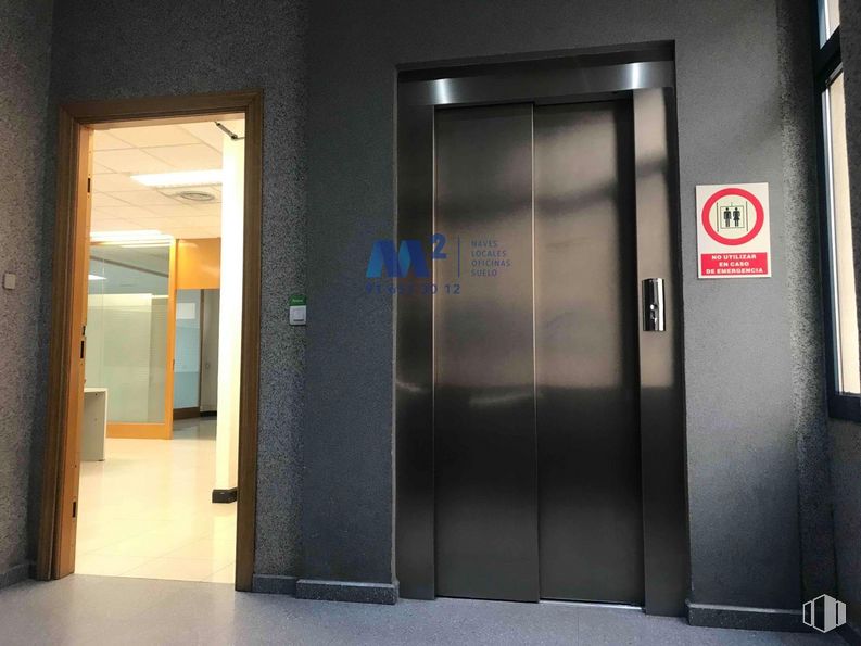 Oficina en alquiler en Zona empresarial Alcobendas, Alcobendas, Madrid, 28100 con puerta, accesorio, pavimentos, gas, material compuesto, aluminio, vidrio, azul eléctrico, techo y rectángulo alrededor