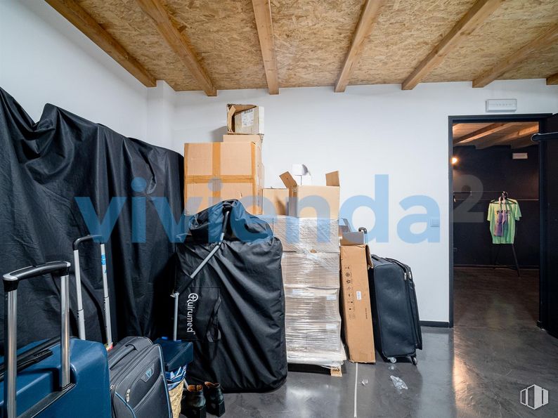 Retail for sale at Calle Rodas, 8, Centro, Madrid, 28005 with luggage & bags, bag, property, interior design, architecture, wood, wall, luggage and bags, hardwood and flooring around