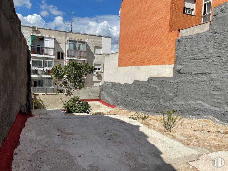 Suelo en venta en Centro urbano, San Sebastián de los Reyes, Madrid, 28700 con edificio, planta, ventana, nube, cielo, superficie de la carretera, terreno, asfalto, diseño urbano y casa alrededor