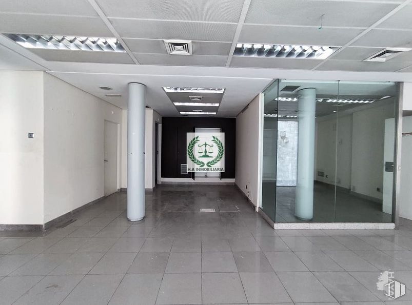 Retail for sale & for rent at Calle Mayor, Pedrezuela, Madrid, 28723 with building, fixture, interior design, floor, door, flooring, automotive design, ceiling, glass and event around