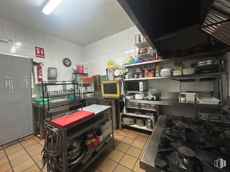 Retail for sale at Zona Fuenlabrada, Fuenlabrada, Madrid, 28944 with kitchen appliance, kitchen, major appliance, countertop, food, kitchen stove, home appliance, cookware and bakeware, stove and cabinetry around