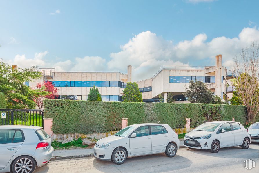 Oficina en venta en Calle Pollensa, Las Rozas de Madrid, Madrid, 28230 con coche, neumático, rueda, edificio comercial, aparcamiento, coche familiar, vehículo de lujo, coche subcompacto, condominio y coche grande alrededor