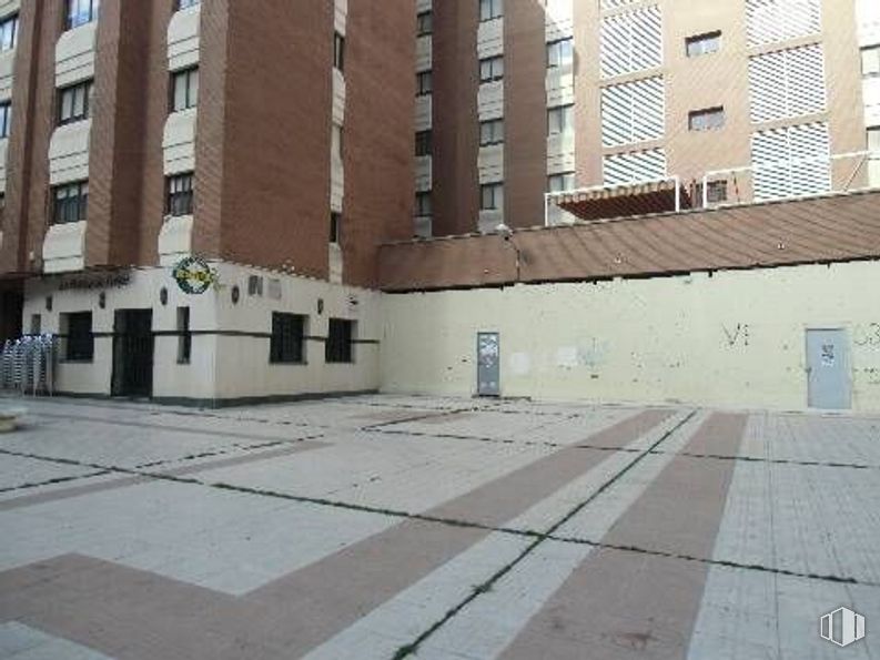 Retail for rent at Zona San José, Cuenca, 16004 with building, window, road surface, architecture, urban design, condominium, flooring, floor, neighbourhood and public space around