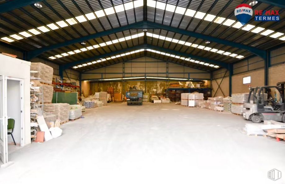 Industrial for sale at Polígono Industrial Los Charcones, Navalcarnero, Madrid, 28600 with floor, flooring, wood, beam, hall, building, shade, tire, ceiling and vehicle around