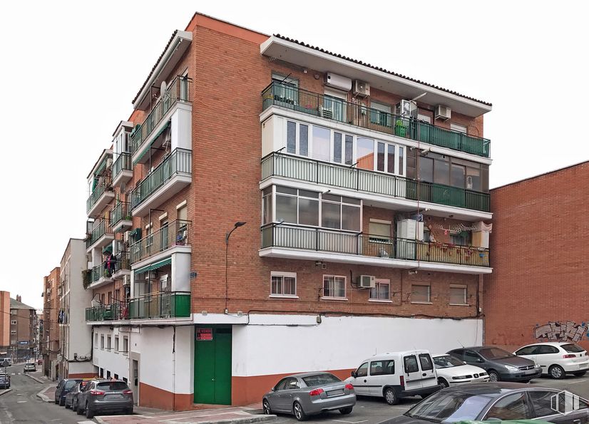 Local en venta en Calle Ramón Esteban, 12, San Sebastián de los Reyes, Madrid, 28700 con coche, camioneta, edificio, luz de estacionamiento automotriz, neumático, vehículo terrestre, rueda, vehículo, ventana y cielo alrededor