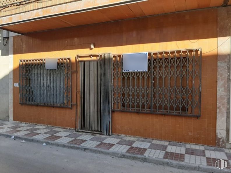 Retail for sale at Zona centro, La Puebla de Almoradiel, Toledo, 45840 with window, wood, building, shade, road surface, brick, composite material, house, facade and asphalt around