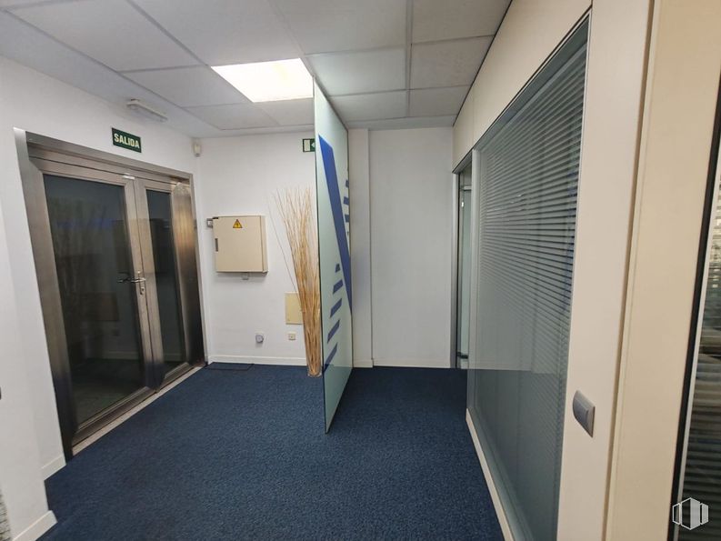 Oficina en venta en Calle La Granja, Alcobendas, Madrid, 28100 con puerta, accesorio, suelo, suelos, madera, edificio, techo, aluminio, azul eléctrico y vidrio alrededor