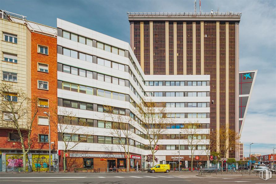 Oficina en alquiler en Calle Bravo Murillo, Tetuán, Madrid, 28020 con edificio, cielo, durante el día, ventana, nube, bloque de pisos, diseño urbano, condominio, barrio y rascacielos alrededor