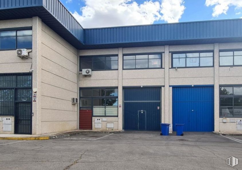 Nave en venta en Polígono Industrial Cantueña, Fuenlabrada, Madrid, 28947 con ventana, puerta, nube, cielo, azul, edificio, arquitectura, accesorio, asfalto y edificio comercial alrededor