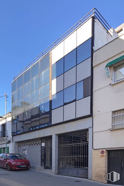 Oficina en alquiler y venta en Calle Altozano, Majadahonda, Madrid, 28220 con coche, ventana, edificio, puerta, luz de estacionamiento automotriz, cielo, vehículo, placa de matrícula del vehículo, diseño urbano y barrio alrededor