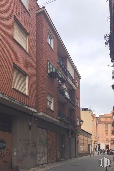 Retail for sale at Calle Úbedas, 22, Talavera de la Reina, Toledo, 45600 with building, window, sky, property, cloud, wood, urban design, residential area, brick and neighbourhood around