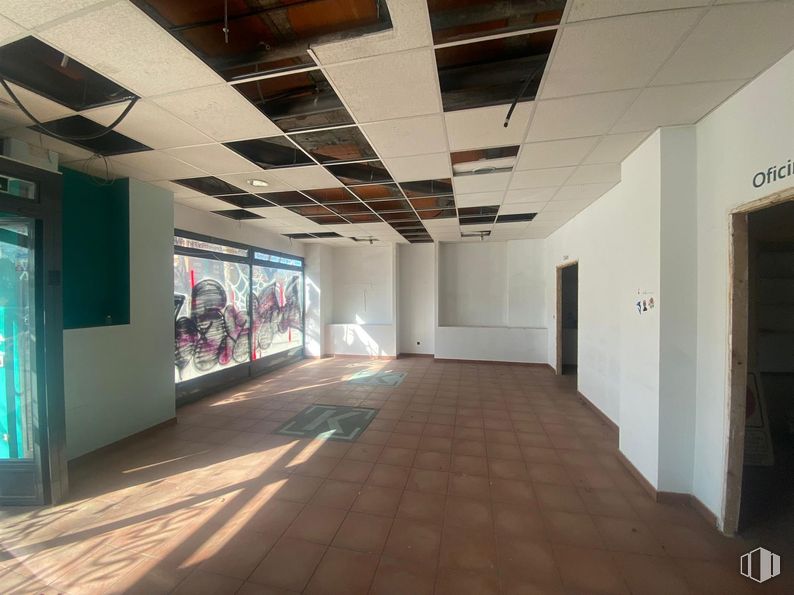 Retail for rent at Paseo Chopera, 47, Arganzuela, Madrid, 28045 with ceiling, floor, flooring, tile flooring, tile, paint and light fixture around