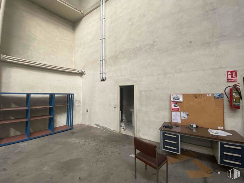 Industrial for rent at Zona Tres Cantos, Tres Cantos, Madrid, 28760 with chair, furniture, desk, wall, flooring, floor, ceiling, composite material, shelving and metal around