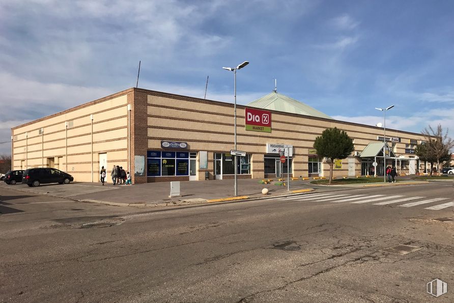 Local en venta en Ciudad Valgreen, Avenida Pico Ocejón, 2, Villanueva de la Torre, Guadalajara, 19209 con edificio, coche, nube, cielo, luz de la calle, superficie de carretera, arquitectura, asfalto, rueda y neumático alrededor