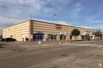 Retail for sale at Ciudad Valgreen, Avenida Pico Ocejón, 2, Villanueva de la Torre, Guadalajara, 19209 with building, car, cloud, sky, street light, road surface, architecture, asphalt, wheel and tire around