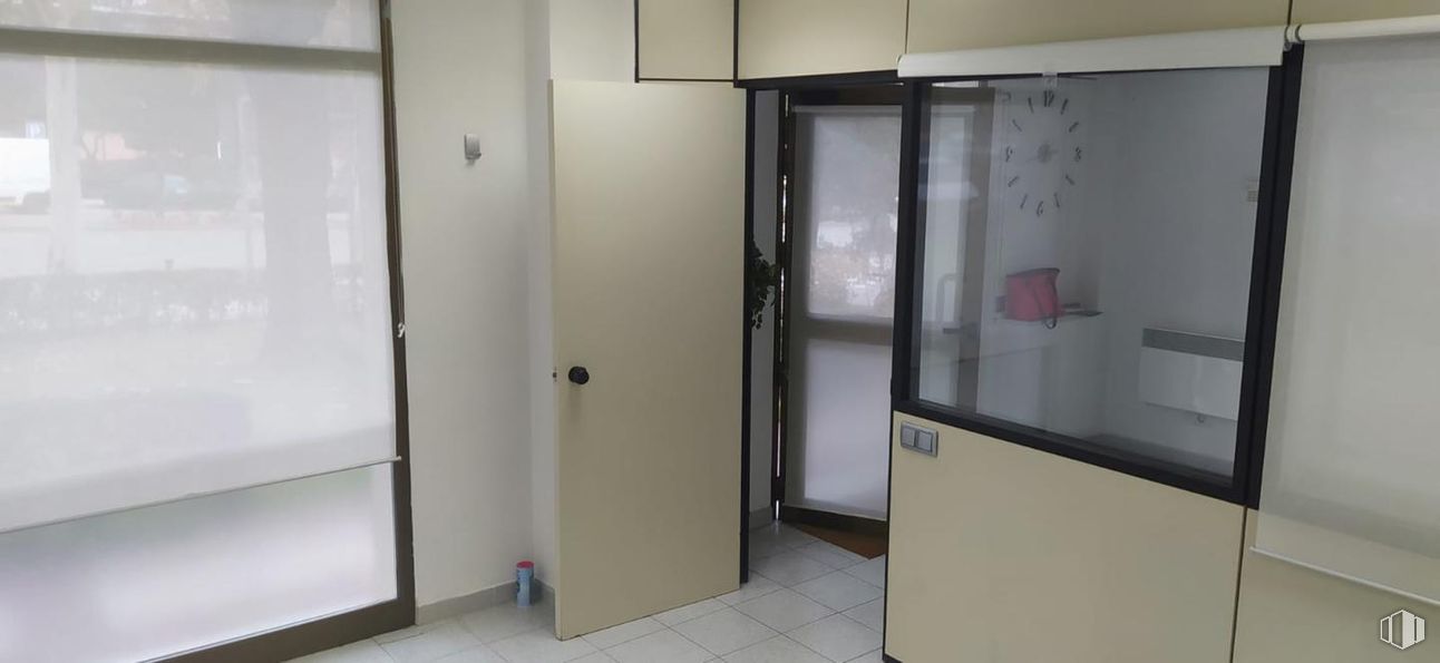 Local en venta en Paseo Chopera, Alcobendas, Madrid, 28100 con puerta, edificio, accesorio, suelo, exterior del automóvil, suelos, vidrio, techo, puerta del vehículo y aluminio alrededor