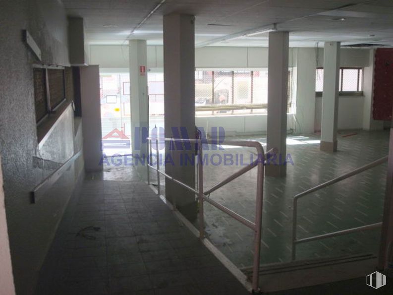 Retail for rent at Calle Alfonso de Montalvo, 1, Ávila, 05001 with fixture, building, flooring, gas, ceiling, glass, composite material, hall, city and aluminium around