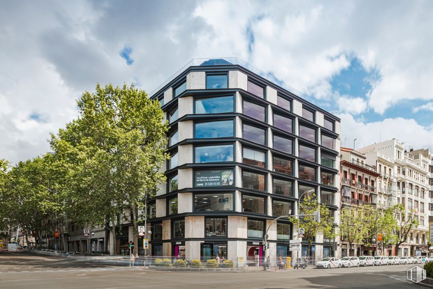 Oficina en alquiler en Calle Velázquez, 34, Salamanca, Madrid, 28001 con edificio, nube, cielo, árbol, bloque de torre, diseño urbano, condominio, torre, área residencial y barrio alrededor