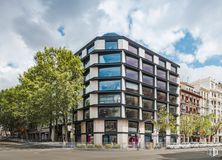 Office for rent at Calle Velázquez, 34, Salamanca, Madrid, 28001 with building, cloud, sky, tree, tower block, urban design, condominium, tower, residential area and neighbourhood around