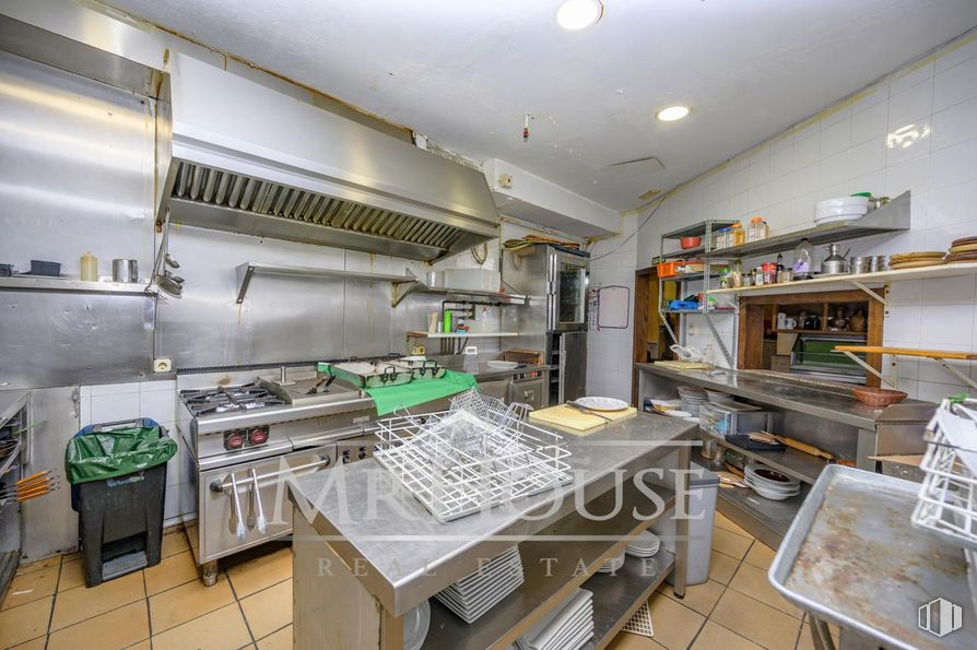 Retail for sale at Calle Dos Amigos, Parla, Madrid, 28980 with kitchen appliance, kitchen, countertop, major appliance, kitchen stove, food, ceiling, cabinetry, home appliance and room around