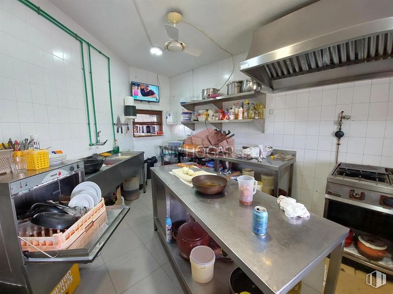 Retail for sale at Autovía A-6, Adanero, Ávila, 05296 with gas stove, home appliance, bowl, kitchen appliance, table, tableware, food, interior design, kitchen and countertop around