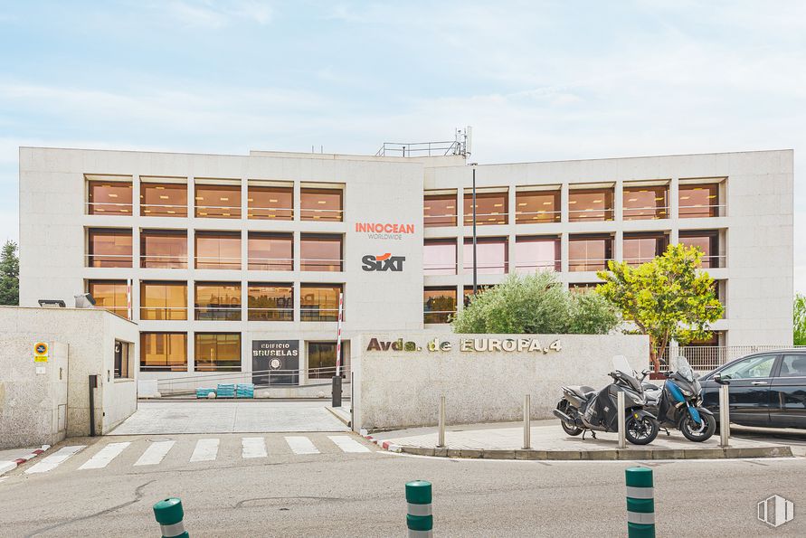 Office for rent at Edificio Bruselas, Avenida Europa, 4, Alcobendas, Madrid, 28108 with car, building, motorcycle, sky, wheel, tire, cloud, vehicle, plant and tree around