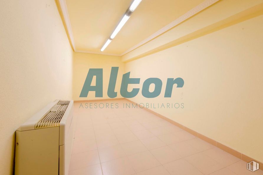 Local en venta en Calle de Alejandro Rodríguez, Tetuán, Madrid, 28039 con alumbrado, electrodoméstico, lámpara, suelos, suelo, techo, hall, limpieza, suelo de baldosas y escayola alrededor