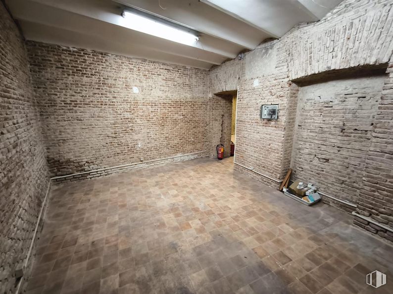 Retail for rent at Calle Apodaca, Centro, Madrid, 28004 with light fixture, lighting, wall, flooring, floor, brick, brickwork, composite material, concrete and building material around