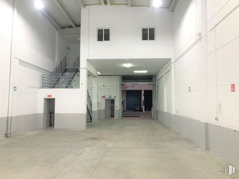 Nave en alquiler en Calle Físicas, 71, Alcorcón, Madrid, 28923 con accesorio, suelo, piso, pasillo, techo, edificio, simetría, material compuesto, hormigón y transparencia alrededor