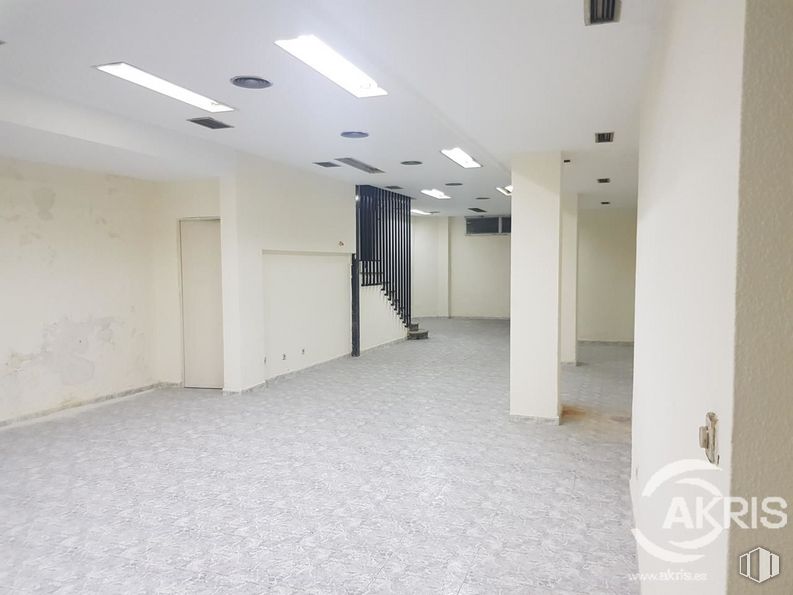 Retail for sale & for rent at Paseo Santa María de la Cabeza, Arganzuela, Madrid, 28019 with light fixture, lighting, fixture, floor, flooring, hall, door, ceiling, building and glass around