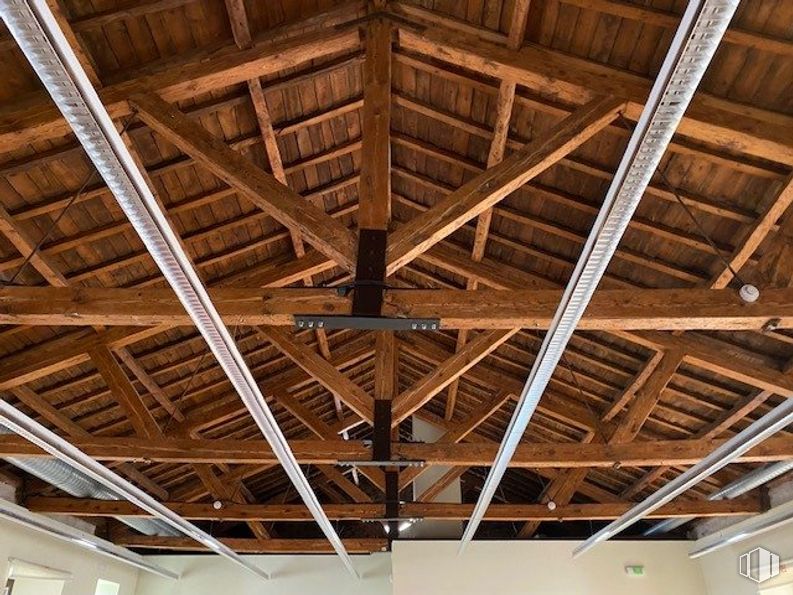 Office for rent at Zona Avenida Europa, Toledo, 45003 with ceiling fan, wood, fixture, beam, triangle, line, building material, roof, composite material and hardwood around