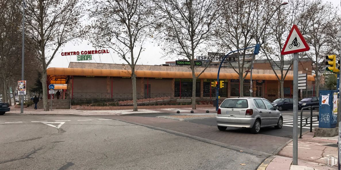 Local en alquiler en Avenida Europa, 2, Fuenlabrada, Madrid, 28943 con coche, luz de estacionamiento, vehículo, vehículo de motor, neumático, matrícula del vehículo, rueda, árbol, superficie de la carretera y asfalto alrededor