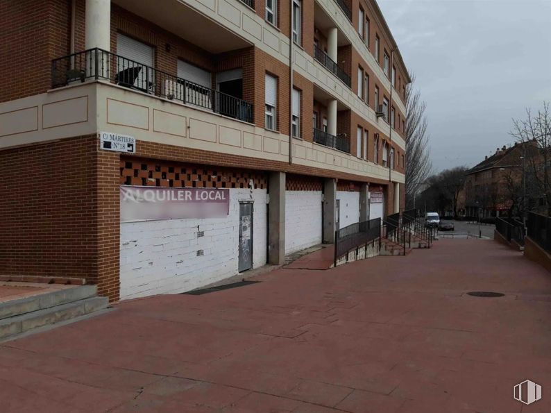 Retail for sale at Calle Mártires, 18, Boadilla del Monte, Madrid, 28660 with building, window, wood, urban design, road surface, brickwork, brick, condominium, sidewalk and facade around