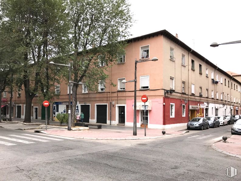 Local en alquiler en Carretera de Andalucía, 39, Aranjuez, Madrid, 28300 con edificio, ventana, rueda, cielo, coche, planta, neumático, árbol, luz de la calle y vehículo alrededor