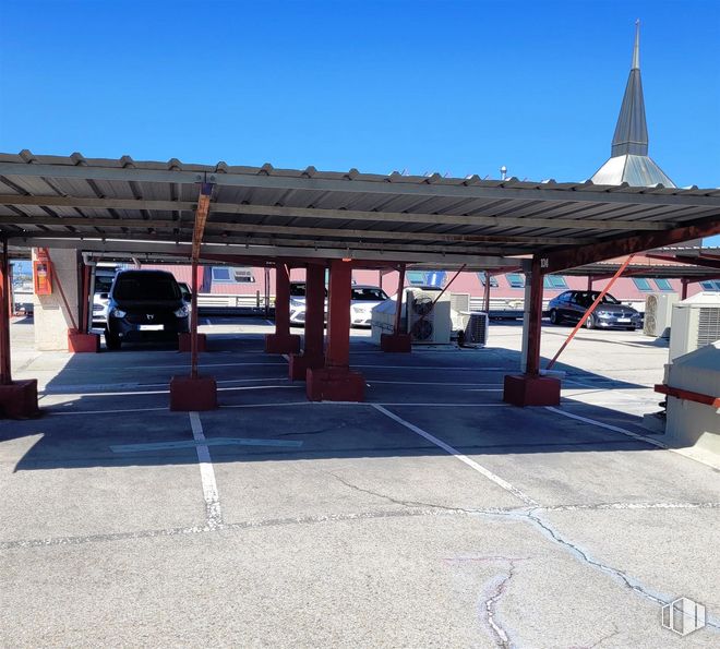 Nave en alquiler en Calle María Tubau, Fuencarral - El Pardo, Madrid, 28050 con coche, cielo, sombra, luz de estacionamiento, gas, ciudad, superficie de la carretera, vehículo, asfalto y tejado alrededor