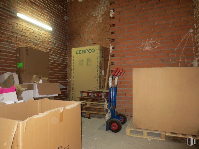 Local en venta en Calle Ribera de los Curtidores, 26, Centro, Madrid, 28005 con caja, rueda, neumático, caja de envío, madera, suelo, piso, pared, gas y entrega de paquetes alrededor