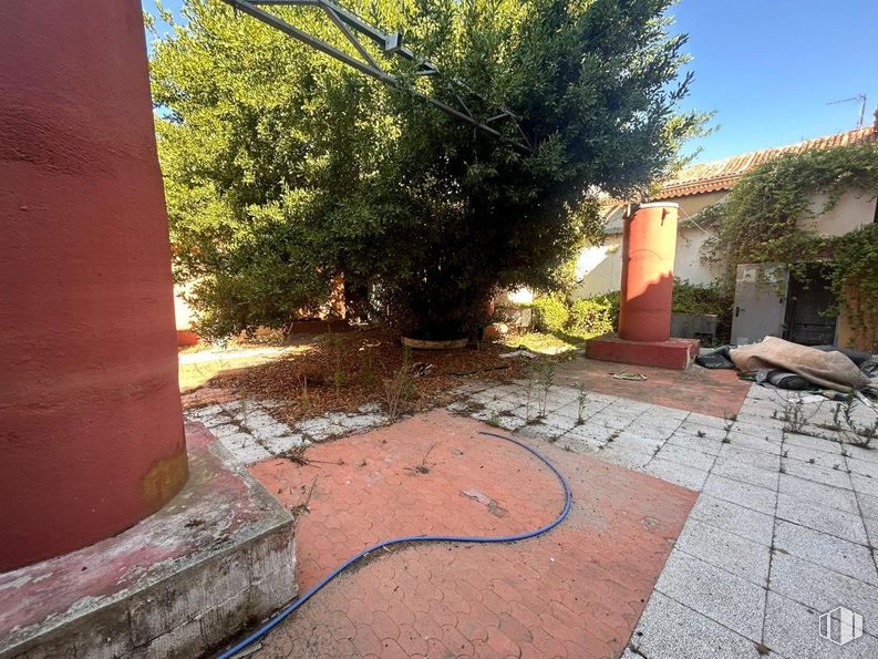 Local en alquiler en Plaza Santos Niños, Alcalá de Henares, Madrid, 28801 con planta, superficie de la carretera, asfalto, sombra, albañilería, suelo, ladrillo, árbol, paisaje y zona residencial alrededor