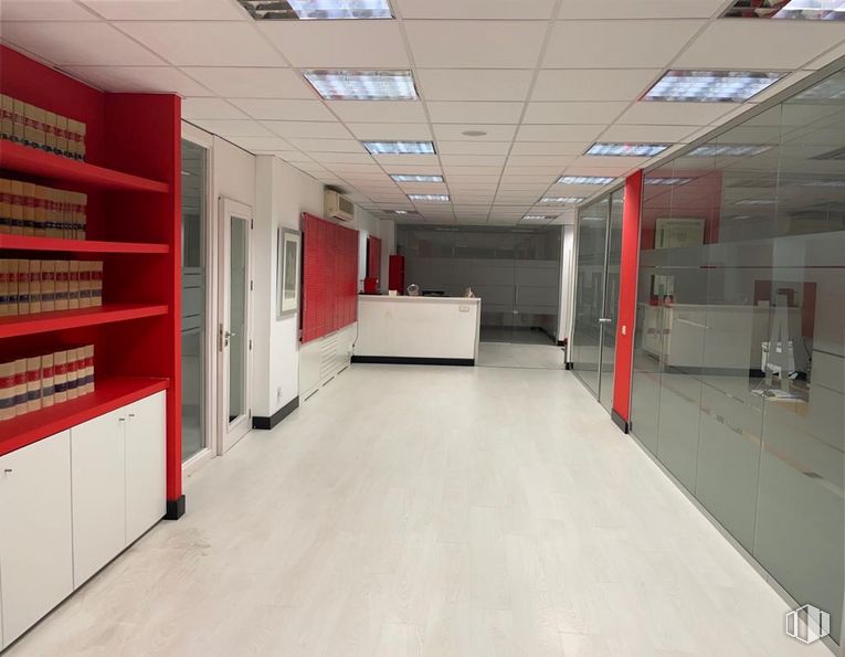 Oficina en alquiler en Paseo Castellana, 129, Tetuán, Madrid, 28046 con estantería, ebanistería, accesorio, edificio, interiorismo, suelo, ventana, suelos, hall y techo alrededor