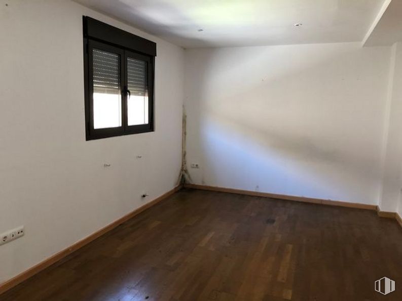 Retail for sale at Calle María Antonia Nebreda, Ávila, 05005 with window, building, fixture, wood, architecture, floor, shade, flooring, wood stain and real estate around