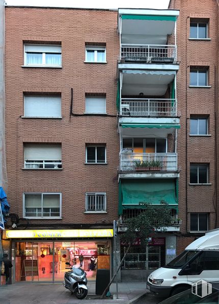 Local en alquiler y venta en Calle Boltaña, 19, San Blas - Canillejas, Madrid, 28022 con edificio, vehículo terrestre, propiedad, ventana, azul, bloque de torre, vehículo, vehículo motorizado, iluminación automotriz y diseño urbano alrededor