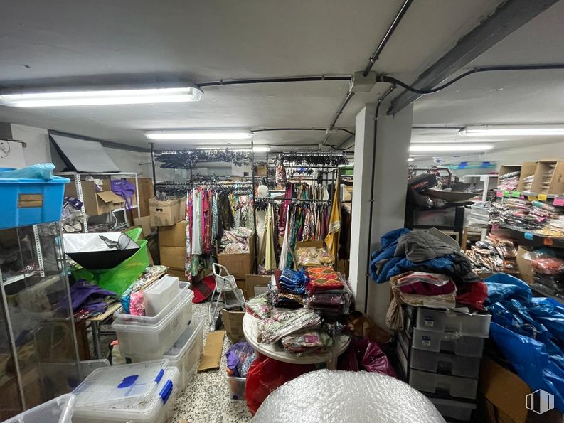 Local en venta en Calle San Marcial, Móstoles, Madrid, 28931 con textil, venta al por menor, bolsa, plástico, estantería, estante, armario, tienda outlet, equipaje y colección alrededor