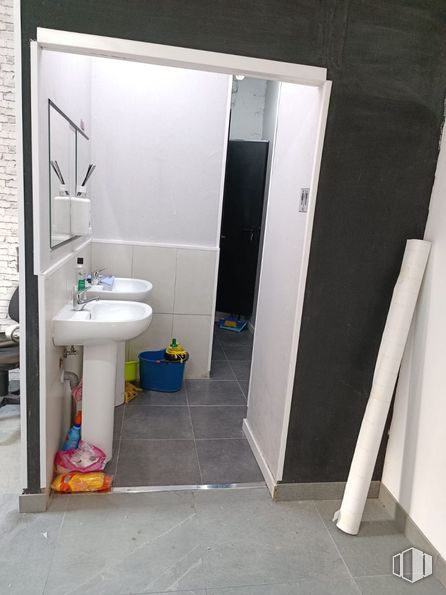 Local en alquiler en Zona Soto del Henares, Torrejón de Ardoz, Madrid, 28850 con fregadero, espejo, grifo, baño, accesorio, edificio, lavabo de baño, accesorio de fontanería, piso y pavimentos alrededor