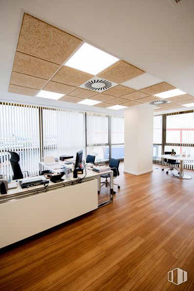 Oficina en alquiler en Edificio 1, Avenida Valdelaparra, 27, Alcobendas, Madrid, 28100 con silla, mueble, ventana, edificio, madera, alumbrado, mesa, arquitectura, diseño de interiores y piso alrededor