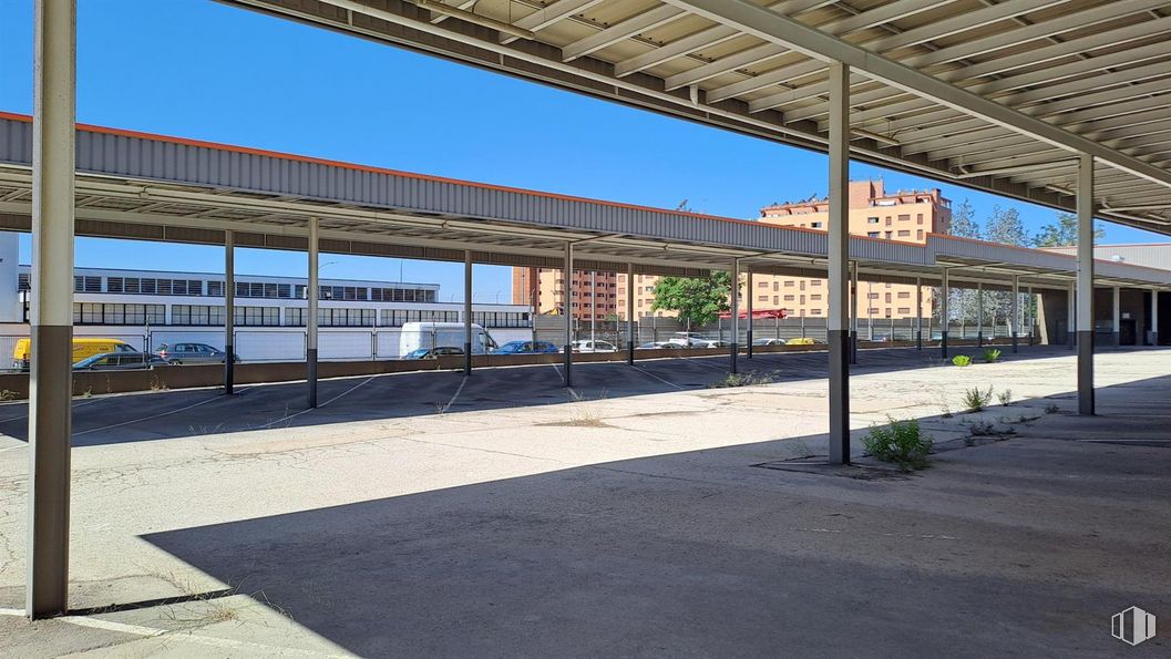 Suelo en venta en Calle Puerto de Pozazal, 16, Villa de Vallecas, Madrid, 28031 con edificio, cielo, planta, centro de transporte, sombra, ventana, ferrocarril, fachada, área metropolitana y puente alrededor