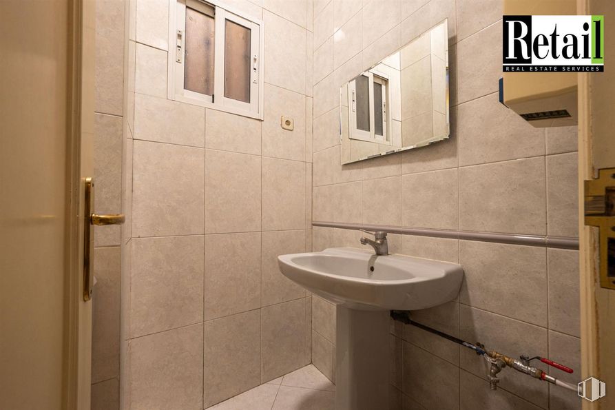 Retail for sale & for rent at Calle Alberto Aguilera, 48, Chamberí, Madrid, 28015 with sink, flooring, wall, floor, plumbing fixture, bathroom, bathroom sink, interior design, room and plumbing around