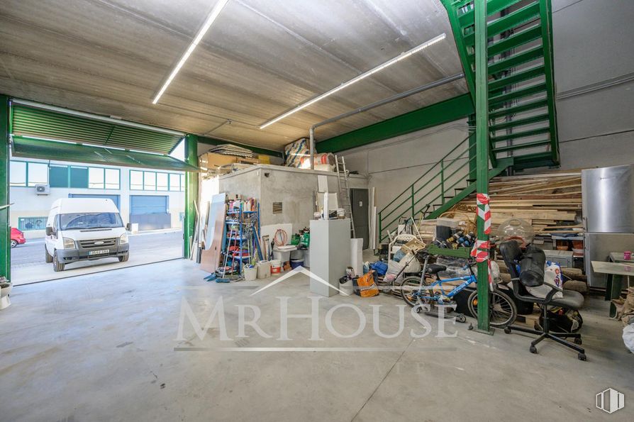 Industrial for sale at Calle Costa del Sol, Yuncos, Toledo, 45210 with car, van, tire, wheel, ceiling, machine, automobile repair shop, workshop, building material and garage around