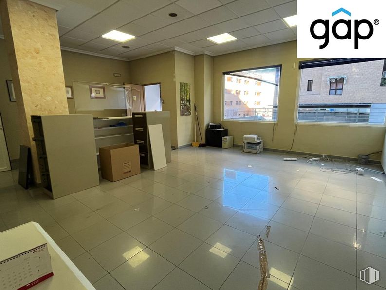 Retail for rent at Zona Hermanos Becerril, Cuenca, 16004 with window, flooring, floor, interior design, ceiling, tile flooring, design, transparency, hall and tile around