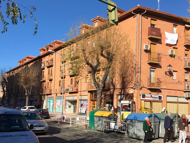 Local en alquiler en Paseo Curas, 23, Alcalá de Henares, Madrid, 28801 con persona, coche, edificio, día, fotografía, ventana, cielo, vehículo, infraestructura y azul alrededor